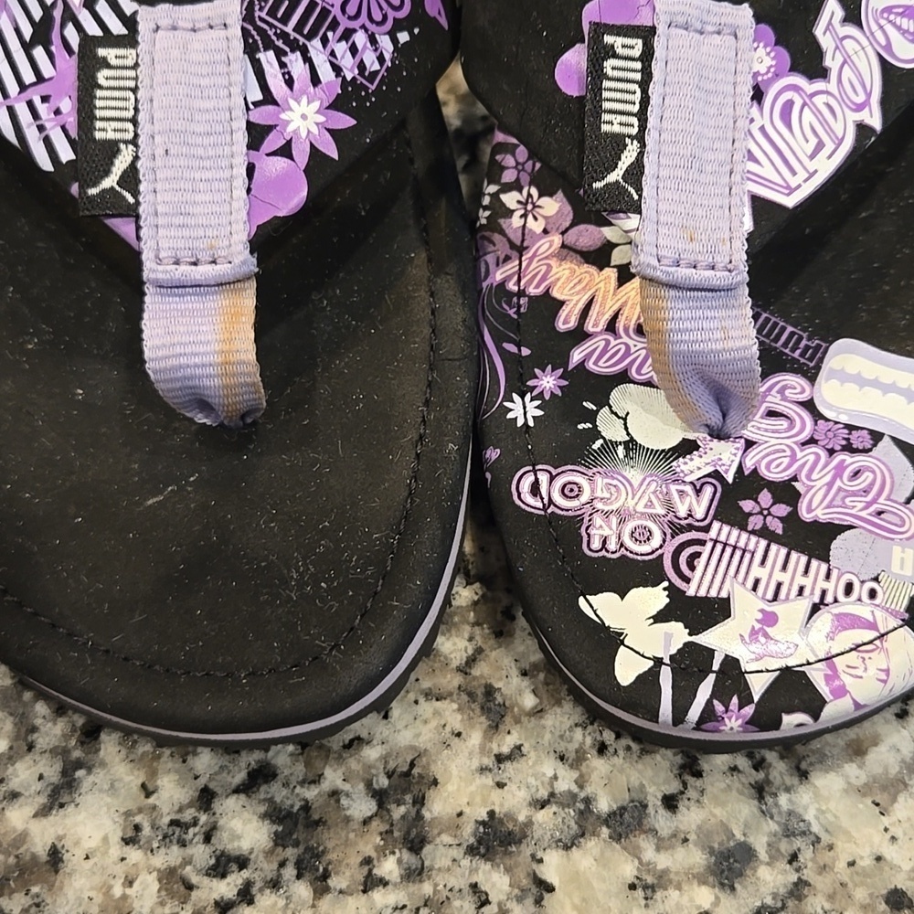 PUMA BLACK AND PURPLE FLORAL LOGO PRINT THONG FLIP-FLOPS. SIZE 7. - Picture 5 of 9